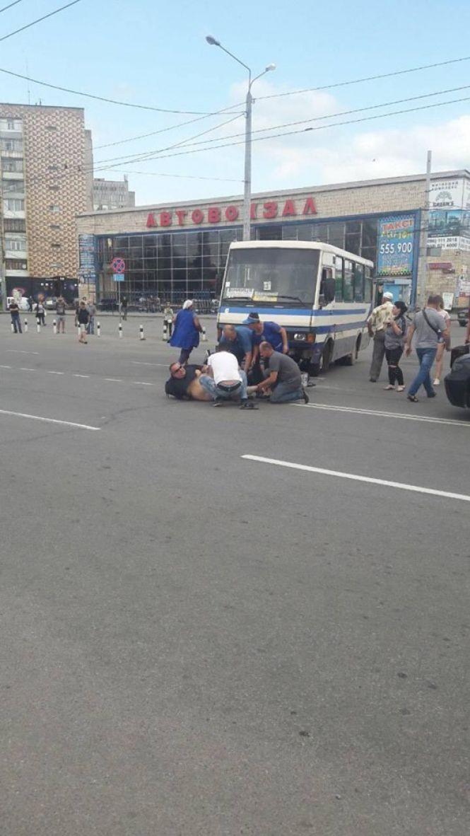 Новини Вінниці - фото з На Київській маршрутка збила мотоцикліста (ОНОВЛЕНО) На Київській маршрутка збила мотоцикліста (ОНОВЛЕНО), фото №2 на сайті 20minut.ua