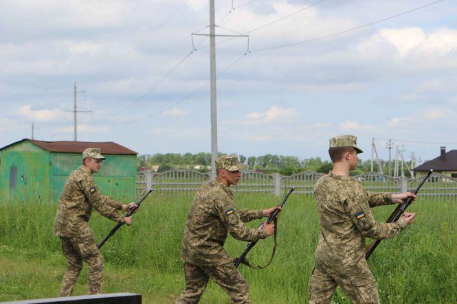 Літаки в небі над Вінницею: так вшанували пам'ять героя України Костянтина Могилка, фото №1 на сайті 20minut.ua