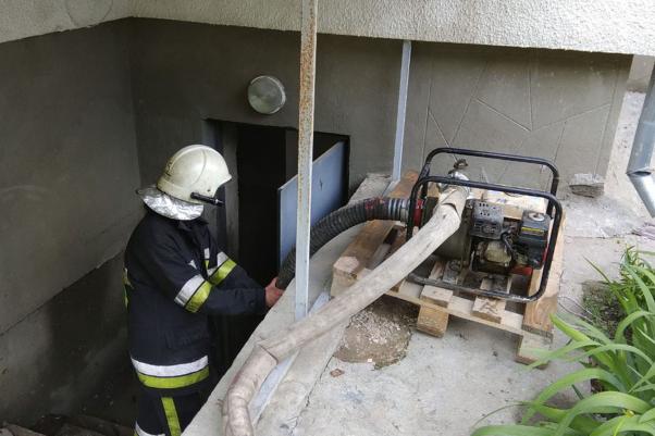 Затоплені будинки та повалені дерева: що негода наробила на Хмельниччині, фото №4 на сайті vsim.ua