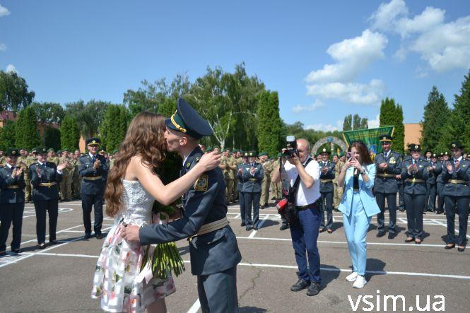 Новини Хмельницького - фото з Хмельницький прикордонник подарував мегабукет та освідчився коханій на очах тисяч людей Хмельницький прикордонник подарував мегабукет та освідчився коханій на очах тисяч людей, фото №3 на сайті vsim.ua
