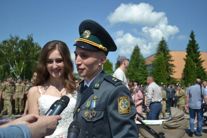 Новини Хмельницького - фото з Хмельницький прикордонник подарував мегабукет та освідчився коханій на очах тисяч людей Хмельницький прикордонник подарував мегабукет та освідчився коханій на очах тисяч людей, фото №1 на сайті vsim.ua