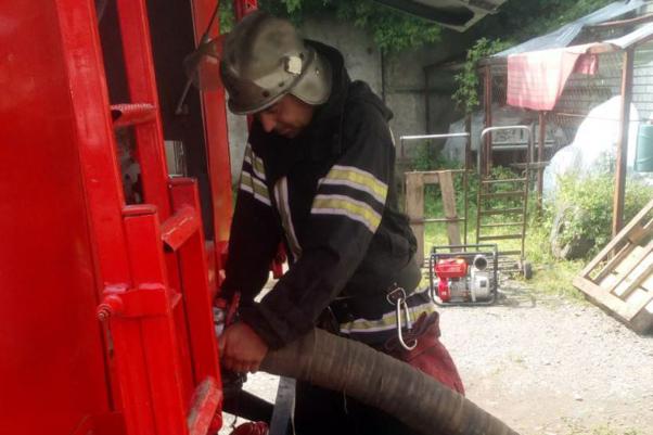 Затоплені будинки та повалені дерева: що негода наробила на Хмельниччині, фото №5 на сайті vsim.ua