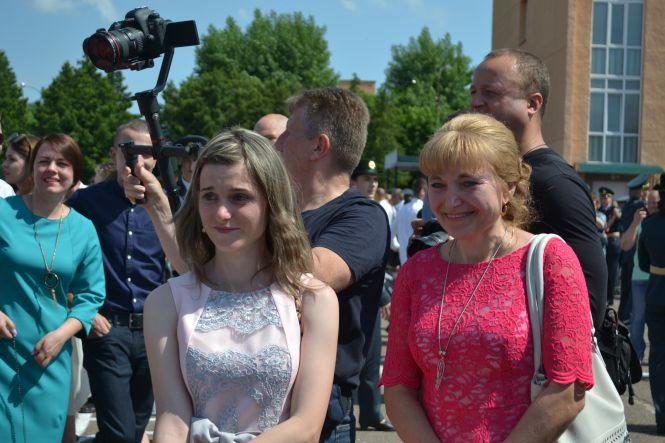 Новини Хмельницького - фото з Хмельницький прикордонник подарував мегабукет та освідчився коханій на очах тисяч людей Хмельницький прикордонник подарував мегабукет та освідчився коханій на очах тисяч людей, фото №2 на сайті vsim.ua