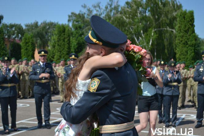 Новини Хмельницького - фото з Хмельницький прикордонник подарував мегабукет та освідчився коханій на очах тисяч людей Хмельницький прикордонник подарував мегабукет та освідчився коханій на очах тисяч людей, фото №4 на сайті vsim.ua