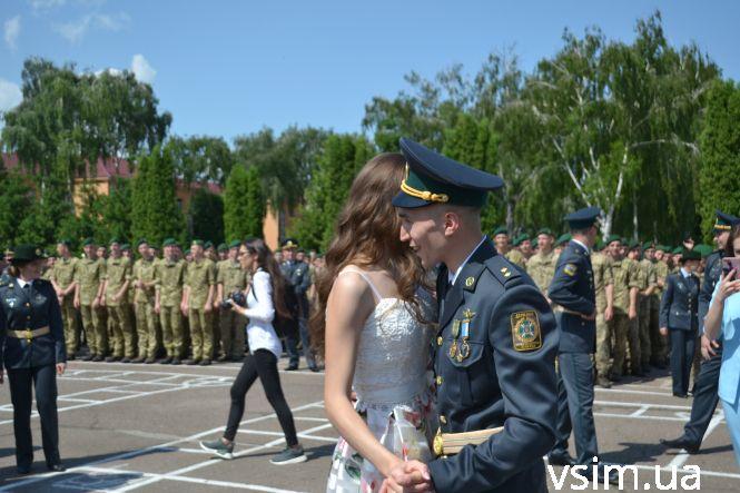Новини Хмельницького - фото з Хмельницький прикордонник подарував мегабукет та освідчився коханій на очах тисяч людей Хмельницький прикордонник подарував мегабукет та освідчився коханій на очах тисяч людей, фото №5 на сайті vsim.ua