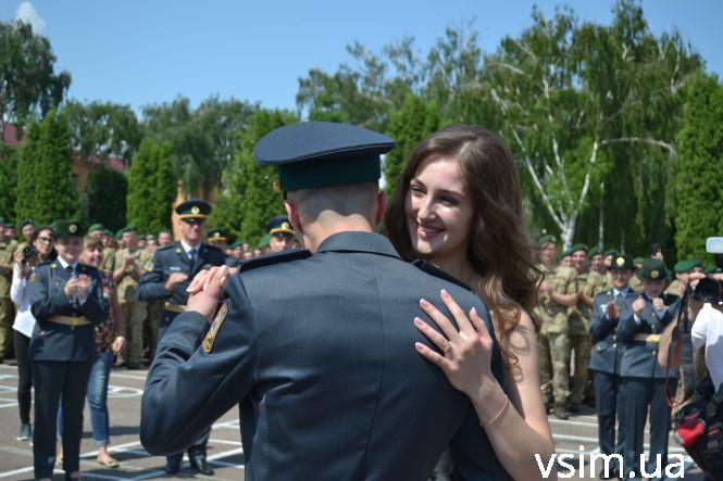Новини Хмельницького - фото з Хмельницький прикордонник подарував мегабукет та освідчився коханій на очах тисяч людей Хмельницький прикордонник подарував мегабукет та освідчився коханій на очах тисяч людей, фото №6 на сайті vsim.ua