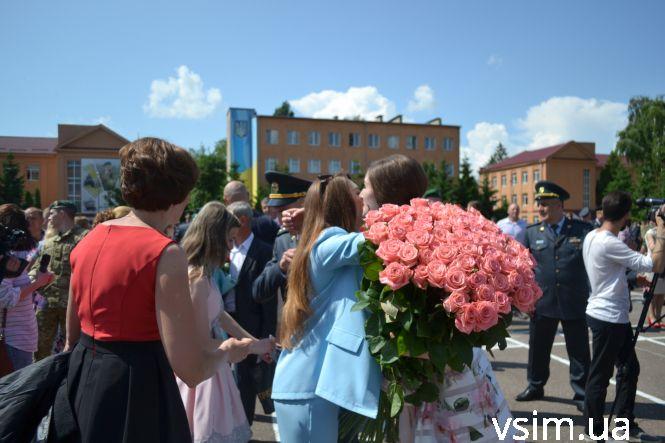 Новини Хмельницького - фото з Хмельницький прикордонник подарував мегабукет та освідчився коханій на очах тисяч людей Хмельницький прикордонник подарував мегабукет та освідчився коханій на очах тисяч людей, фото №9 на сайті vsim.ua