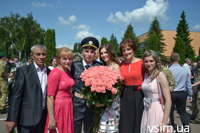 Новини Хмельницького - фото з Хмельницький прикордонник подарував мегабукет та освідчився коханій на очах тисяч людей Хмельницький прикордонник подарував мегабукет та освідчився коханій на очах тисяч людей, фото №12 на сайті vsim.ua