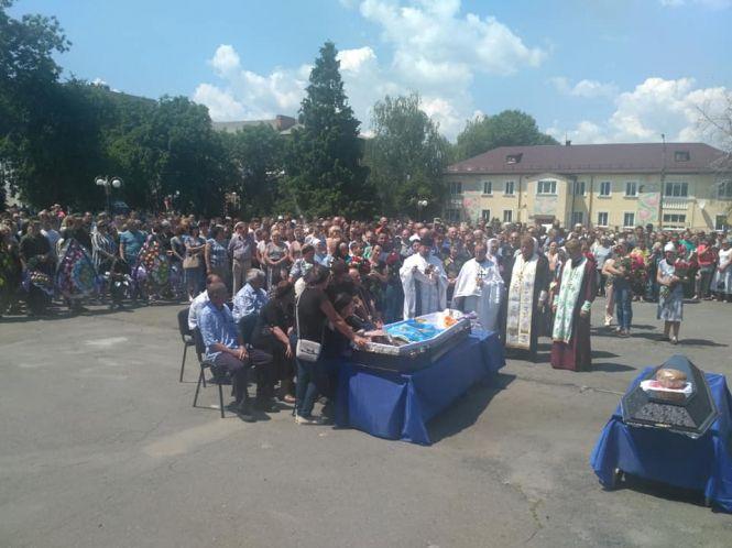 Новини Козятина - фото з «Спи спокійно, наш Мужній Воїне». Козятинщина провела в останню путь свого Героя Максима Олексюка «Спи спокійно, наш Мужній Воїне». Козятинщина провела в останню путь свого Героя Максима Олексюка, фото №1 на сайті 20minut.ua