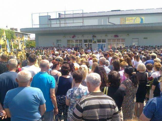 Новини Козятина - фото з «Спи спокійно, наш Мужній Воїне». Козятинщина провела в останню путь свого Героя Максима Олексюка «Спи спокійно, наш Мужній Воїне». Козятинщина провела в останню путь свого Героя Максима Олексюка, фото №7 на сайті 20minut.ua