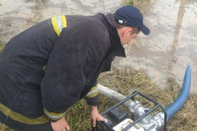 Негода на Хмельниччині: рятувальники продовжують ліквідовувати наслідки, фото №4 на сайті vsim.ua