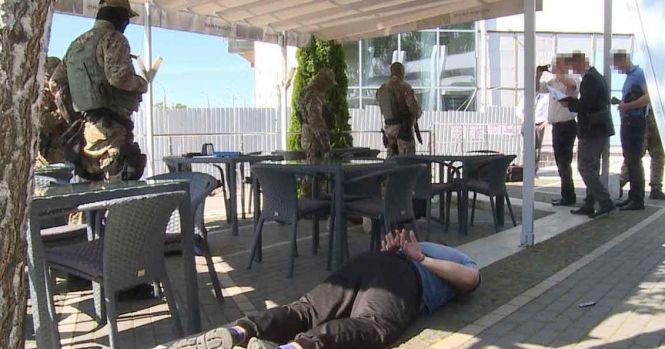 Новини Вінниці - фото з Такі орли у СІЗО не сидять. Суд випустив тих, хто вимагав у фермера $240 тисяч Такі орли у СІЗО не сидять. Суд випустив тих, хто вимагав у фермера $240 тисяч, фото №1 на сайті 20minut.ua