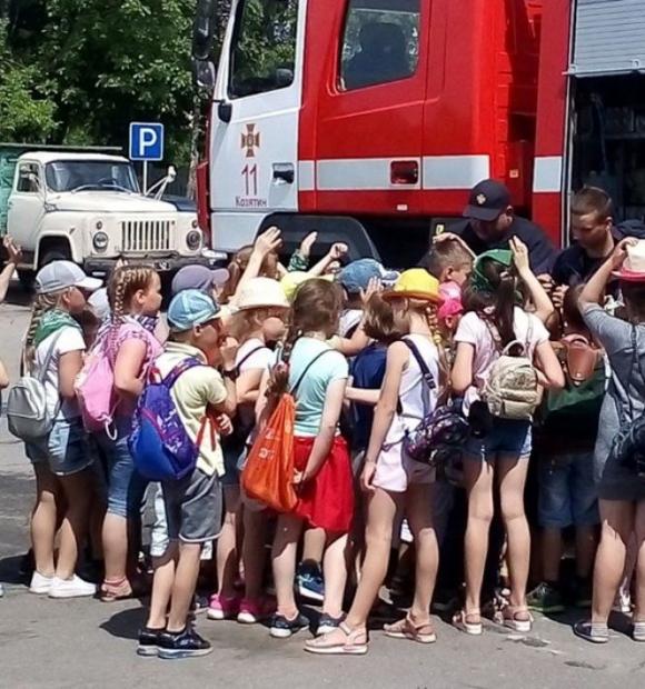Рятувальники провели для школярів екскурсію пожежною частиною, фото №1 на сайті 20minut.ua