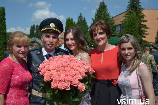 Новини Хмельницького - фото з Хмельницький прикордонник подарував мегабукет та освідчився коханій на очах тисяч людей Хмельницький прикордонник подарував мегабукет та освідчився коханій на очах тисяч людей, фото №11 на сайті vsim.ua