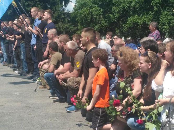 Новини Козятина - фото з «Спи спокійно, наш Мужній Воїне». Козятинщина провела в останню путь свого Героя Максима Олексюка «Спи спокійно, наш Мужній Воїне». Козятинщина провела в останню путь свого Героя Максима Олексюка, фото №9 на сайті 20minut.ua