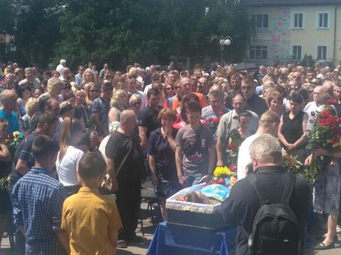 Новини Козятина - фото з «Спи спокійно, наш Мужній Воїне». Козятинщина провела в останню путь свого Героя Максима Олексюка «Спи спокійно, наш Мужній Воїне». Козятинщина провела в останню путь свого Героя Максима Олексюка, фото №6 на сайті 20minut.ua