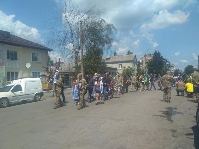 Новини Козятина - фото з «Спи спокійно, наш Мужній Воїне». Козятинщина провела в останню путь свого Героя Максима Олексюка «Спи спокійно, наш Мужній Воїне». Козятинщина провела в останню путь свого Героя Максима Олексюка, фото №2 на сайті 20minut.ua