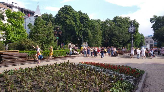 Фото дня: група туристів з Вінниці прогулюється центром Тернополя, фото №4 на сайті 20minut.ua