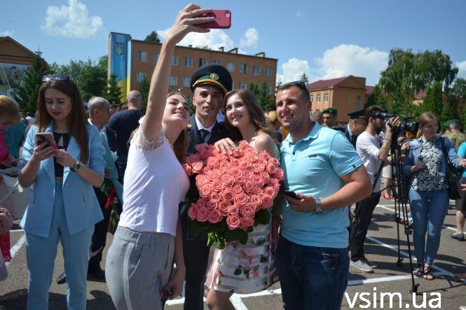 Новини Хмельницького - фото з Хмельницький прикордонник подарував мегабукет та освідчився коханій на очах тисяч людей Хмельницький прикордонник подарував мегабукет та освідчився коханій на очах тисяч людей, фото №10 на сайті vsim.ua