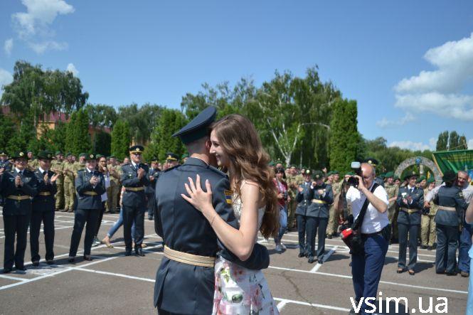 Новини Хмельницького - фото з Хмельницький прикордонник подарував мегабукет та освідчився коханій на очах тисяч людей Хмельницький прикордонник подарував мегабукет та освідчився коханій на очах тисяч людей, фото №7 на сайті vsim.ua