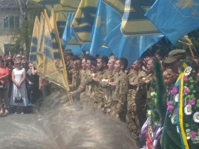 Новини Козятина - фото з «Спи спокійно, наш Мужній Воїне». Козятинщина провела в останню путь свого Героя Максима Олексюка «Спи спокійно, наш Мужній Воїне». Козятинщина провела в останню путь свого Героя Максима Олексюка, фото №3 на сайті 20minut.ua