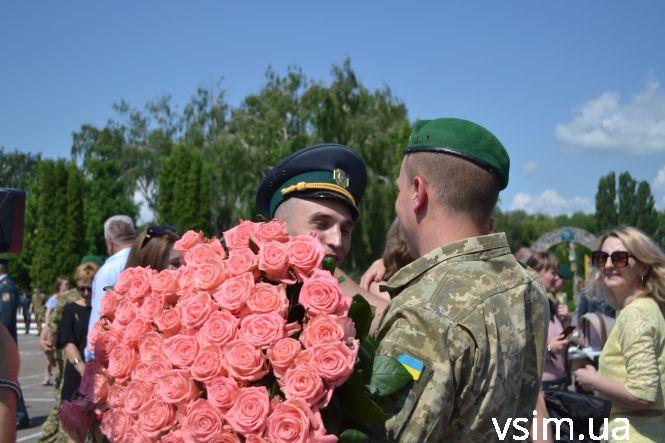 Новини Хмельницького - фото з Хмельницький прикордонник подарував мегабукет та освідчився коханій на очах тисяч людей Хмельницький прикордонник подарував мегабукет та освідчився коханій на очах тисяч людей, фото №8 на сайті vsim.ua