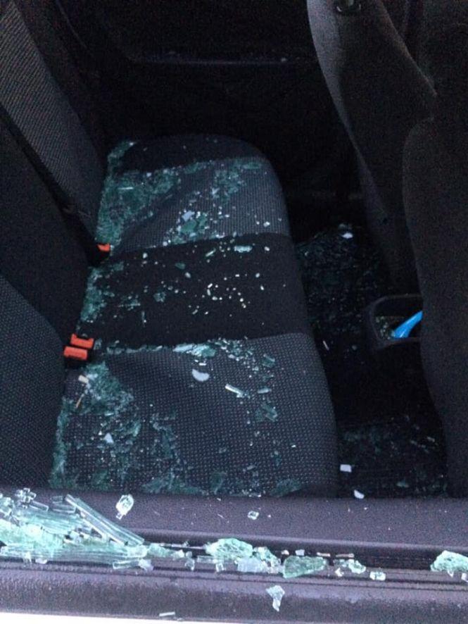 Новини Тернополя - фото з Тернополянці розтрощили авто: жінка підозрює сусіда, якому зробила зауваження про викинуті недопалки із вікна Тернополянці розтрощили авто: жінка підозрює сусіда, якому зробила зауваження про викинуті недопалки із вікна, фото №2 на сайті 20minut.ua