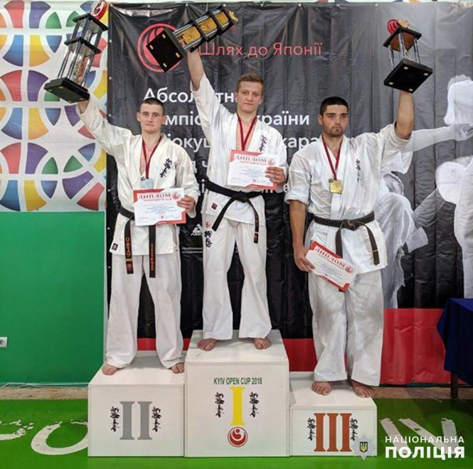 Новини Хмельницького - фото з Хмельницький ТОРівець поїде до Японії на чемпіонат світу з карате Ðа данном изобÑажении Ð¼Ð¾Ð¶ÐµÑ Ð½Ð°Ñ
одиÑÑÑÑ: 3 Ñеловека, лÑди ÑÑоÑÑ