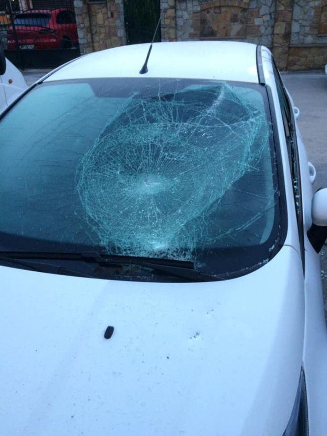 Новини Тернополя - фото з Тернополянці розтрощили авто: жінка підозрює сусіда, якому зробила зауваження про викинуті недопалки із вікна Тернополянці розтрощили авто: жінка підозрює сусіда, якому зробила зауваження про викинуті недопалки із вікна, фото №1 на сайті 20minut.ua