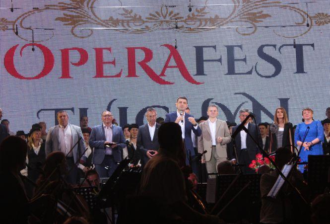 Новини Вінниці - фото з Балет-казка, вогні Бродвею і селфі з Гройсманом. Яким був останній день OPERAFEST TULCHYN-2019 Балет-казка, вогні Бродвею і селфі з Гройсманом. Яким був останній день OPERAFEST TULCHYN-2019, фото №6 на сайті 20minut.ua