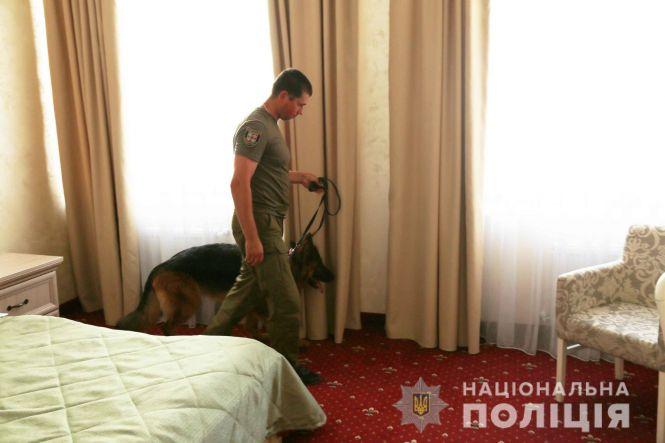 Новини Вінниці - фото з У Вінниці «замінували» три готелі. Заклади перевіряють (ОНОВЛЕНО) У Вінниці «замінували» три готелі. Заклади перевіряють (ОНОВЛЕНО), фото №3 на сайті 20minut.ua