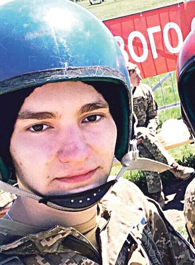 Новини Вінниці - фото з Незадовго до катастрофи запропонував коханій руку і серце. В останню путь провели льотчика, який загинув у польоті Незадовго до катастрофи запропонував коханій руку і серце. В останню путь провели льотчика, який загинув у польоті, фото №1 на сайті 20minut.ua