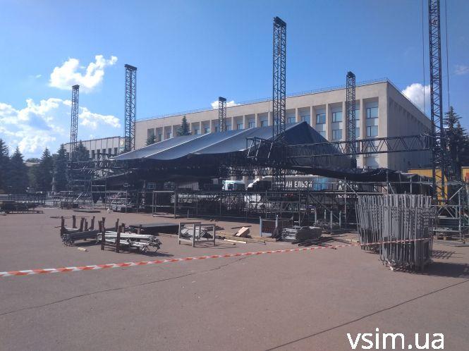 На Майдані монтують сцену. На ній агітуватиме Святослав Вакарчук, фото №1 на сайті vsim.ua