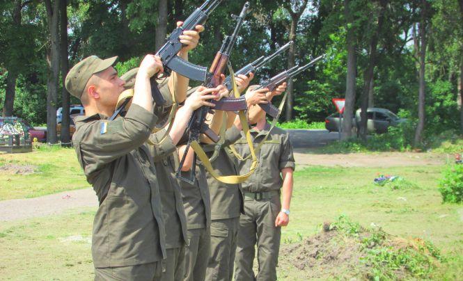 Новини Козятина - фото з «Залишився воїном до останнього подиху»: у Козятині прощалися з героєм Максимом Олексюком «Залишився воїном до останнього подиху»: у Козятині прощалися з героєм Максимом Олексюком, фото №2 на сайті 20minut.ua