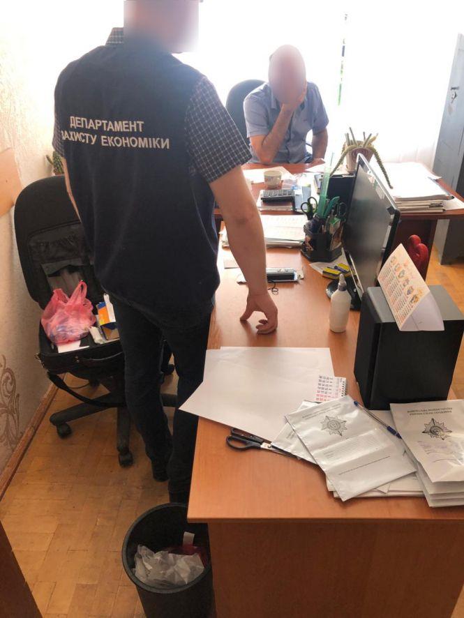 На Тернопільщині спіймали на хабарі заступника директора коледжу, фото №1 на сайті 20minut.ua