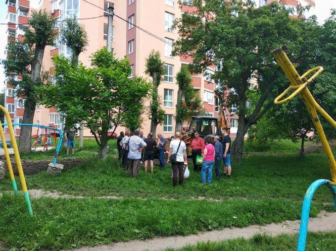 “Забудовники забирають нашу прибудинкову територію”, - скаржаться жителі Київської, фото №1 на сайті 20minut.ua