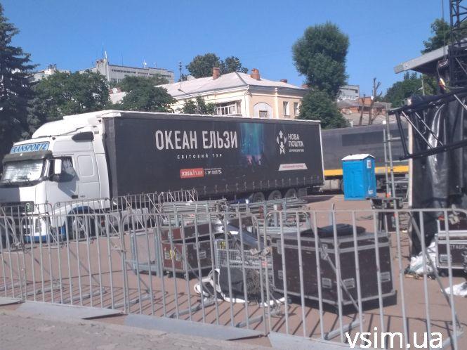 На Майдані монтують сцену. На ній агітуватиме Святослав Вакарчук, фото №4 на сайті vsim.ua