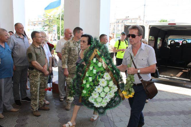 Новини Вінниці - фото з Незадовго до катастрофи запропонував коханій руку і серце. В останню путь провели льотчика, який загинув у польоті Незадовго до катастрофи запропонував коханій руку і серце. В останню путь провели льотчика, який загинув у польоті, фото №3 на сайті 20minut.ua