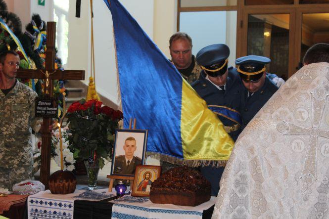 Новини Вінниці - фото з Незадовго до катастрофи запропонував коханій руку і серце. В останню путь провели льотчика, який загинув у польоті Незадовго до катастрофи запропонував коханій руку і серце. В останню путь провели льотчика, який загинув у польоті, фото №8 на сайті 20minut.ua