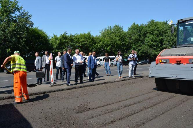 Новини Вінниці - фото з Ремонт траси М-12: понад 5 кілометрів нової дороги, тротуари та автобусні павільйони Ремонт траси М-12: понад 5 кілометрів нової дороги, тротуари та автобусні павільйони, фото №2 на сайті 20minut.ua