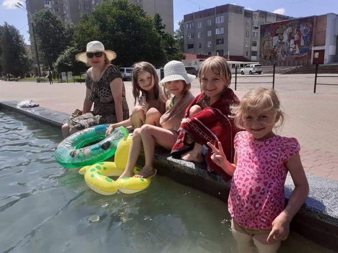 На Східному діти розпочали купальний сезон у фонтані. Як думаєте, чи безпечно це?, фото №1 на сайті 20minut.ua