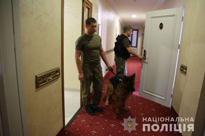 Новини Вінниці - фото з У Вінниці «замінували» три готелі. Заклади перевіряють (ОНОВЛЕНО) У Вінниці «замінували» три готелі. Заклади перевіряють (ОНОВЛЕНО), фото №5 на сайті 20minut.ua