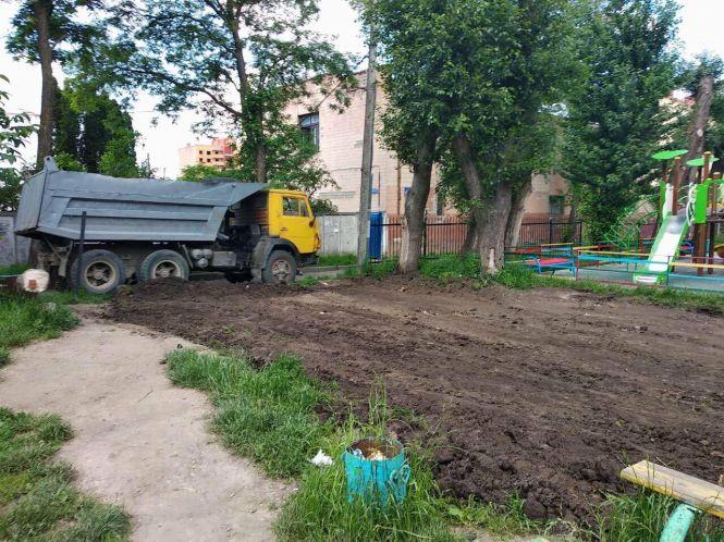 “Забудовники забирають нашу прибудинкову територію”, - скаржаться жителі Київської, фото №2 на сайті 20minut.ua