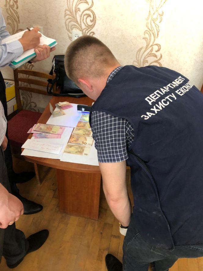 На Тернопільщині спіймали на хабарі заступника директора коледжу, фото №2 на сайті 20minut.ua