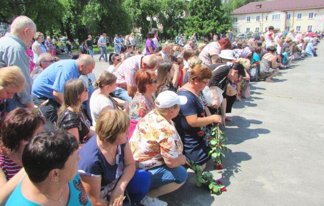 Новини Козятина - фото з «Залишився воїном до останнього подиху»: у Козятині прощалися з героєм Максимом Олексюком «Залишився воїном до останнього подиху»: у Козятині прощалися з героєм Максимом Олексюком, фото №3 на сайті 20minut.ua