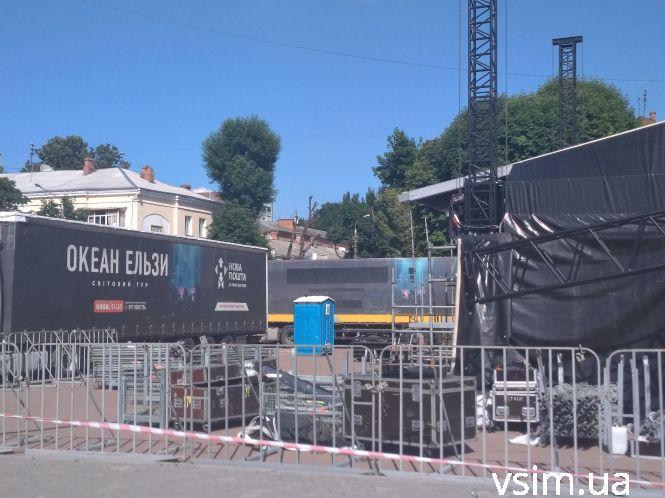 На Майдані монтують сцену. На ній агітуватиме Святослав Вакарчук, фото №5 на сайті vsim.ua