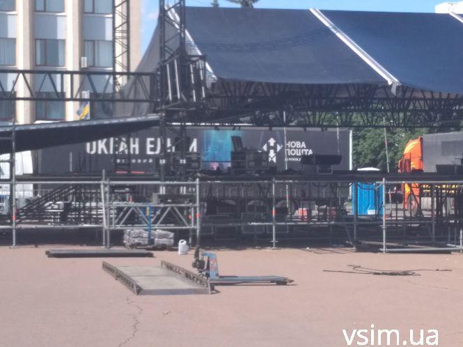На Майдані монтують сцену. На ній агітуватиме Святослав Вакарчук, фото №3 на сайті vsim.ua