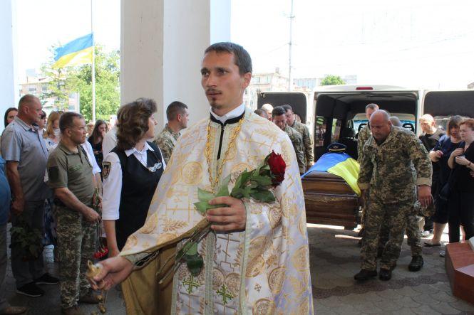 Новини Вінниці - фото з Незадовго до катастрофи запропонував коханій руку і серце. В останню путь провели льотчика, який загинув у польоті Незадовго до катастрофи запропонував коханій руку і серце. В останню путь провели льотчика, який загинув у польоті, фото №5 на сайті 20minut.ua