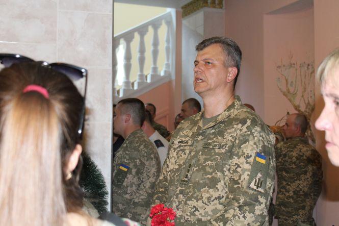 Новини Вінниці - фото з Незадовго до катастрофи запропонував коханій руку і серце. В останню путь провели льотчика, який загинув у польоті Незадовго до катастрофи запропонував коханій руку і серце. В останню путь провели льотчика, який загинув у польоті, фото №6 на сайті 20minut.ua