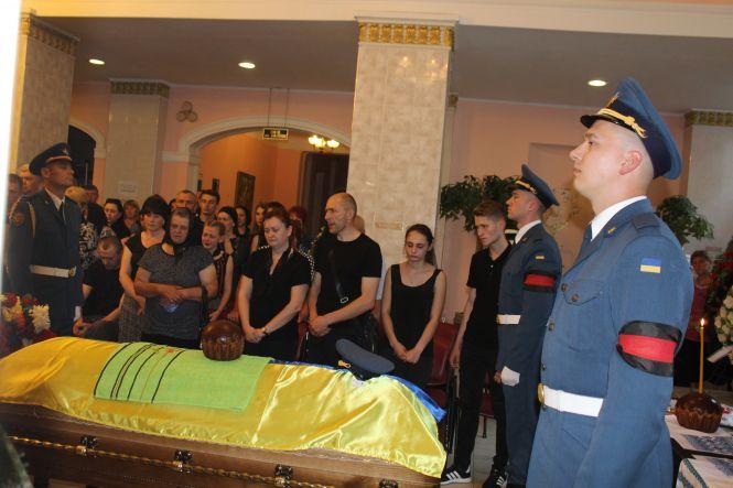 Новини Вінниці - фото з Незадовго до катастрофи запропонував коханій руку і серце. В останню путь провели льотчика, який загинув у польоті Незадовго до катастрофи запропонував коханій руку і серце. В останню путь провели льотчика, який загинув у польоті, фото №4 на сайті 20minut.ua